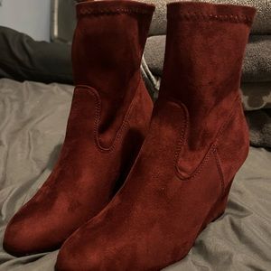 Women’s size 6.5 Chinese Laundry cranberry suede booties